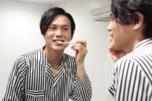 歯を磨いている男性